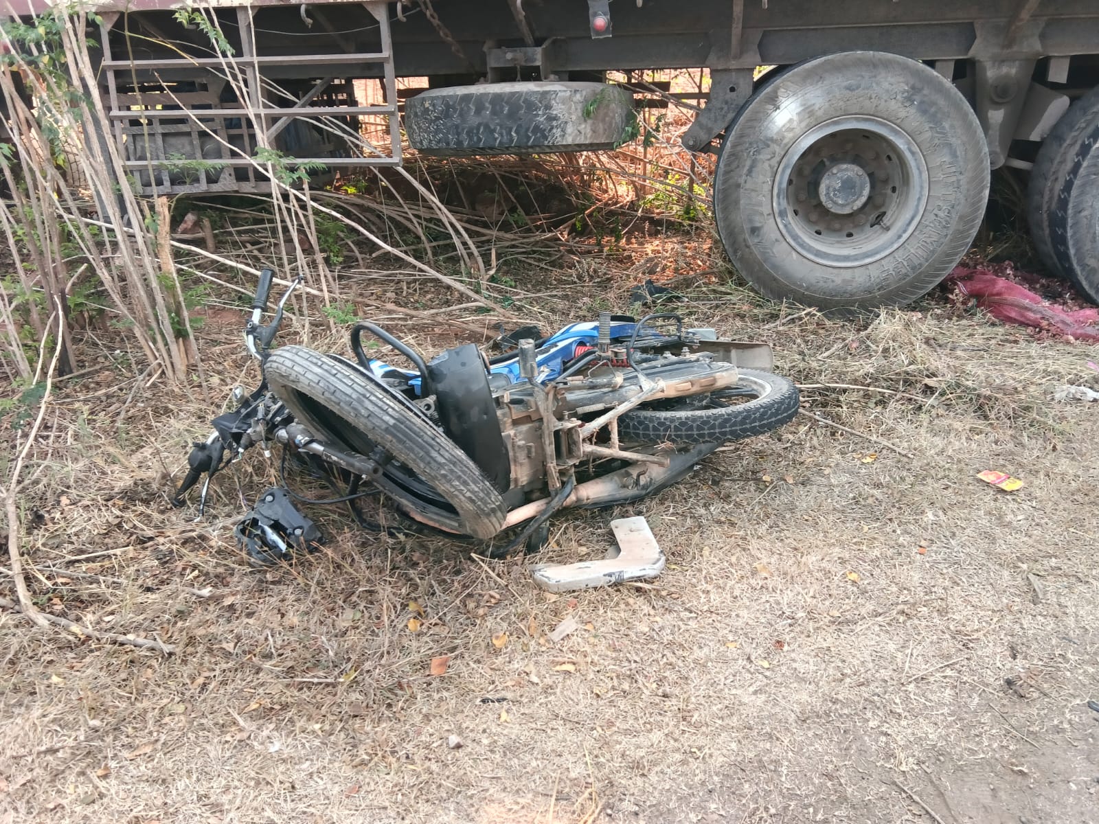 కొమరోలు మండలంలో ఘోర ప్రమాదం: లారీ ఢీకొని యువకుడి దుర్మరణం